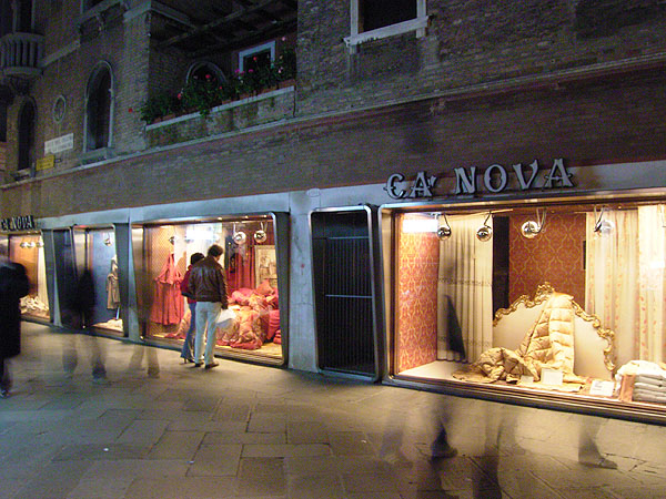 051113_venezia_window01.jpg