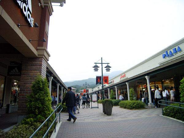 061022_gotenbaoutlet01.jpg